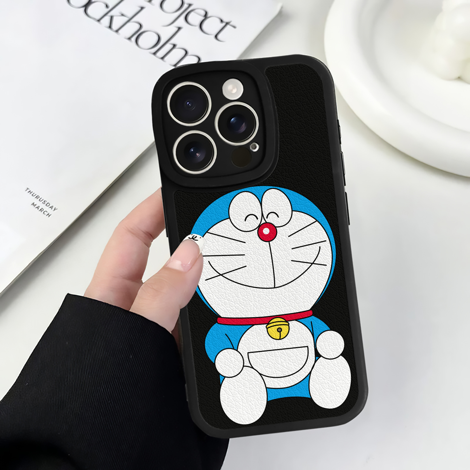 （画像用） ドラえもん Doraemon 【iPhone 16シリーズ対応】シリコンスマホケース（レザー調） 材質：シリコン